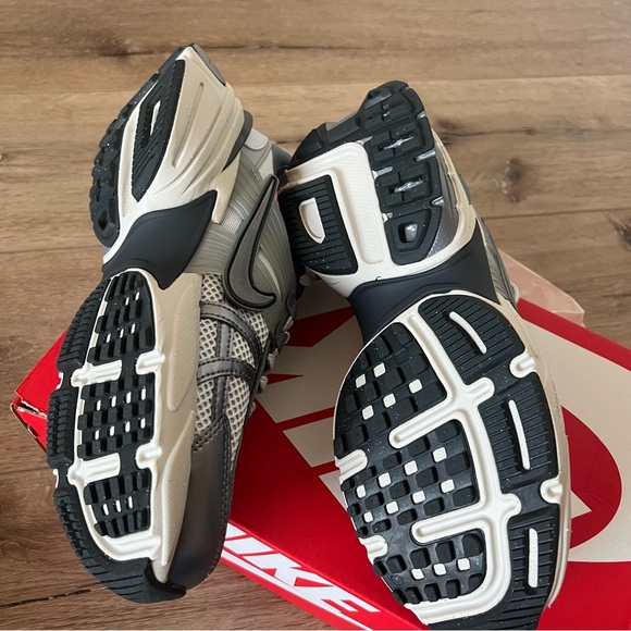 *NEW* Nike V2K Run Pure Platinum Sneakers - Picture 6 of 7